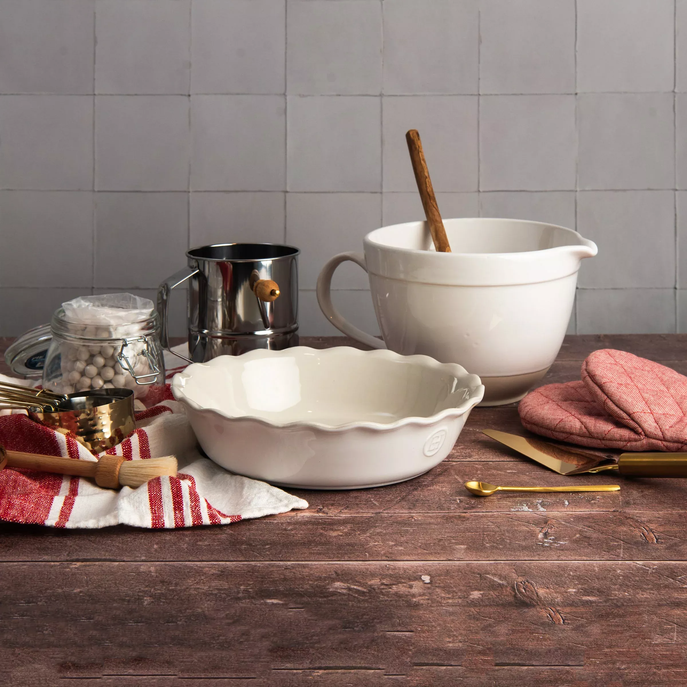 Emile Henry 9" Pie Dish in Sugar